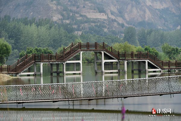 风景湖水吊桥