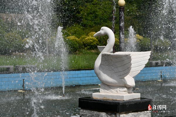 自然风景喷泉天鹅雕塑-