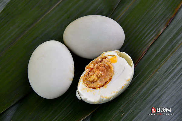 传统腌制美食黄心流油的咸鸭蛋-