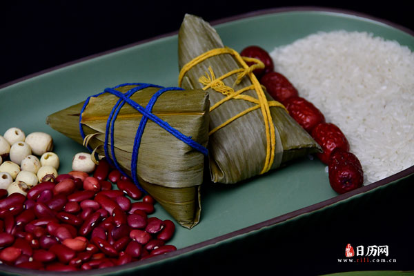 中国传统节日端午节的粽子和原料红枣糯米红豆莲子-