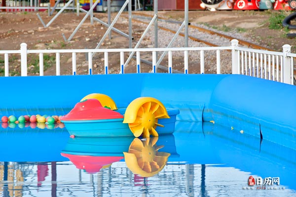 水上手摇船户外儿童游乐设备广场摆摊碰碰船水上乐园玩具