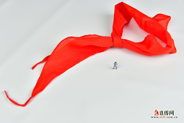微缩摄影之儿童节红领巾