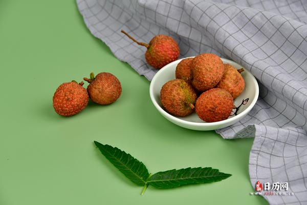 桌子上的夏季美味水果新鲜荔枝-