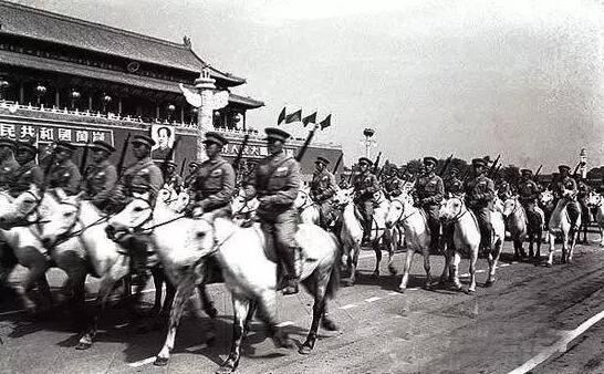 1950年十一是新中国的第一个国庆节,盛大的阅兵式上,驾驭白色骏马而来