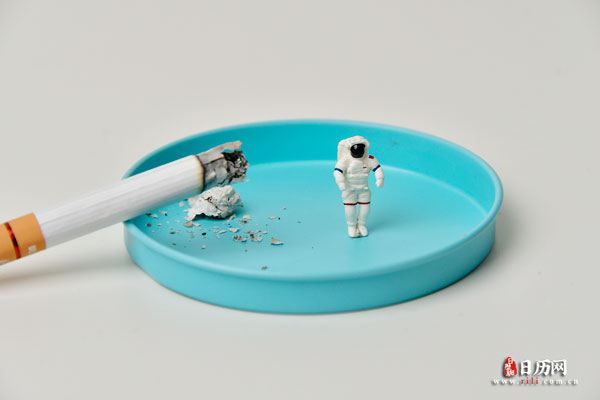 香烟和太空人.jpg