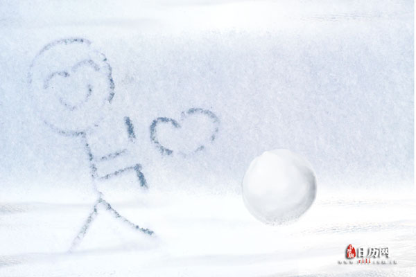 下雪天，雪地里画雪人