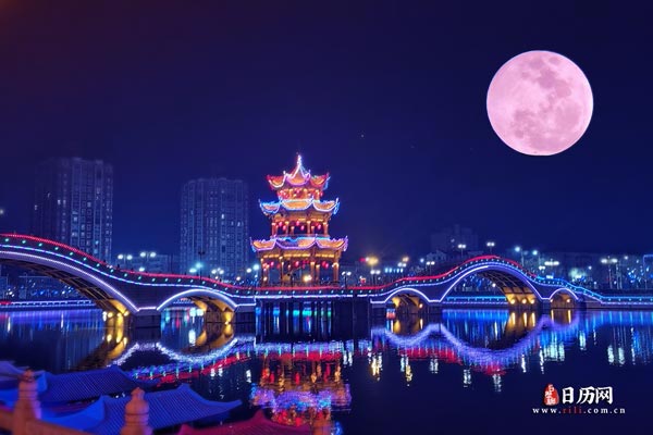 夜晚月亮与小桥交相辉映