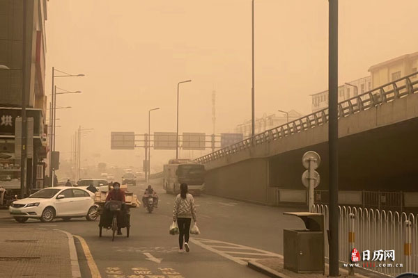 沙尘暴天气的街景