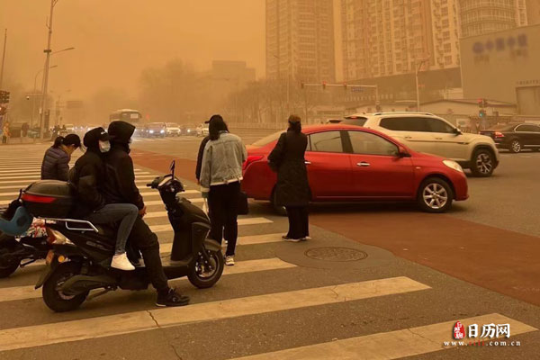 沙尘暴天气的街景