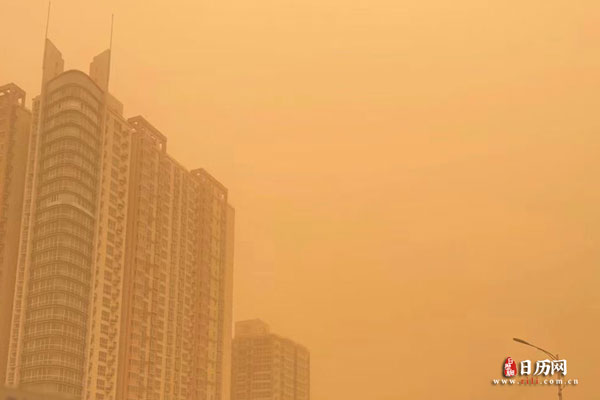沙尘暴天气的街景