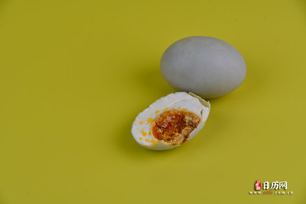 传统腌制美食黄心流油的咸鸭蛋-