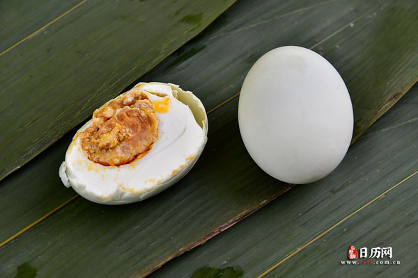传统腌制美食黄心流油的咸鸭蛋-