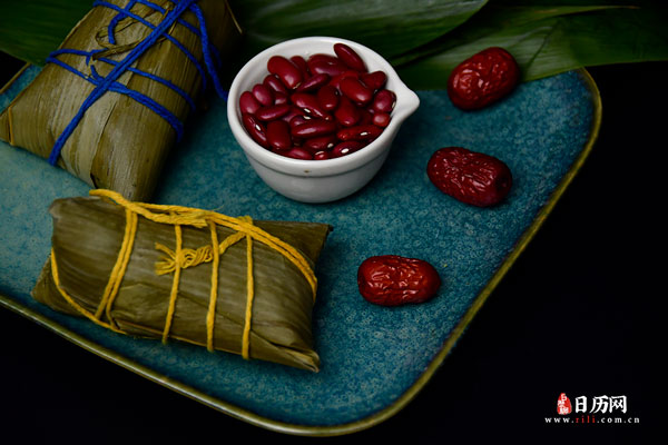 端午节吃粽子桌子上有红豆和红枣-