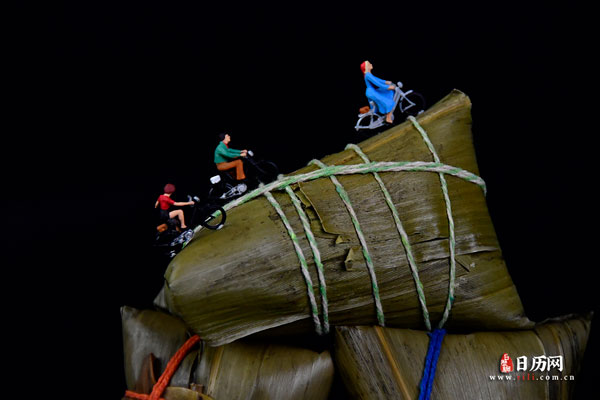 微缩摄影之小人在红豆糯米粽上进行骑车比赛-