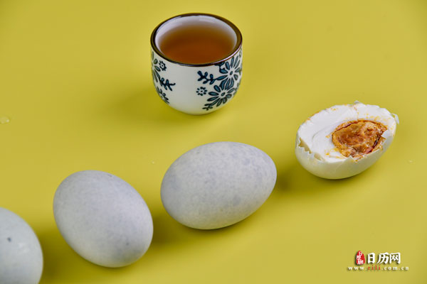一大堆美味的咸鸭蛋-