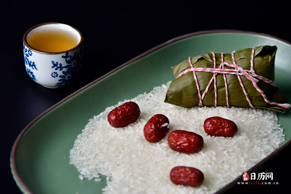 一年一度中国传统端午节的粽子食材原料红枣一盅黄酒
