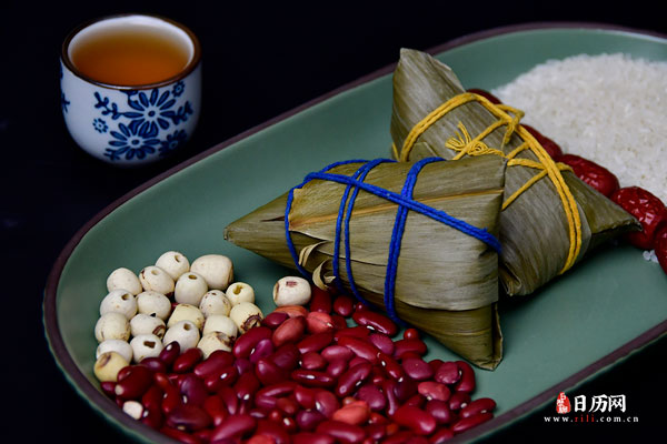 中国传统节日端午节的粽子和原料红枣糯米红豆莲子-