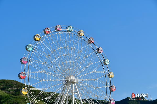 蓝色天空五彩摩天轮