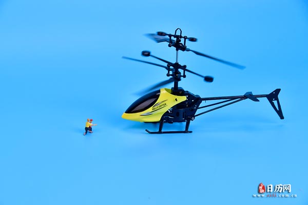微缩摄影之父母告诉孩子直升机起飞