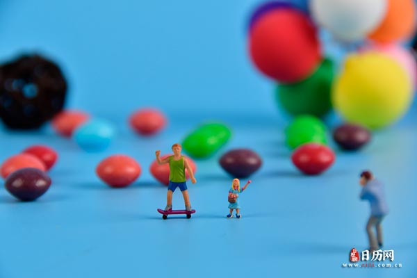 微缩摄影之滑板少年享受彩虹糖的快乐