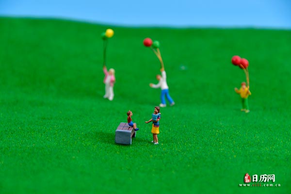 微缩摄影之一家人在草坪上玩耍