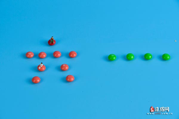 微缩摄影之坐在五颜六色糖果上玩耍的孩子们