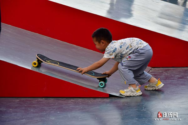 小男孩玩滑板