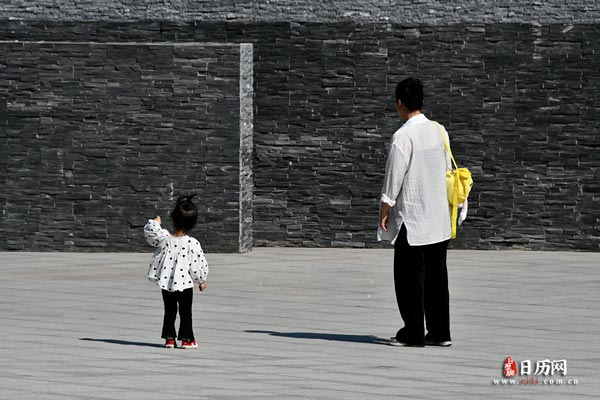 一名家长陪伴小孩游玩