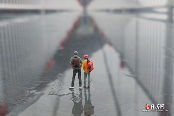 微缩摄影之情侣站在下过雨的玻璃桥上
