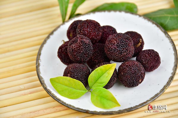 一盘新鲜杨梅-