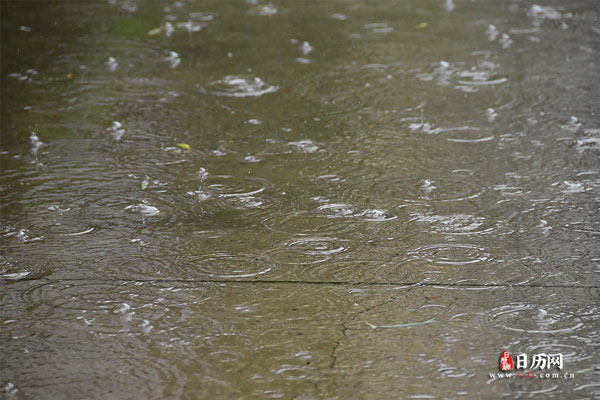 下雨天雨水滴在地面溅起水花