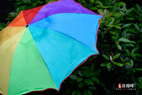 雨季下雨天的彩色雨伞