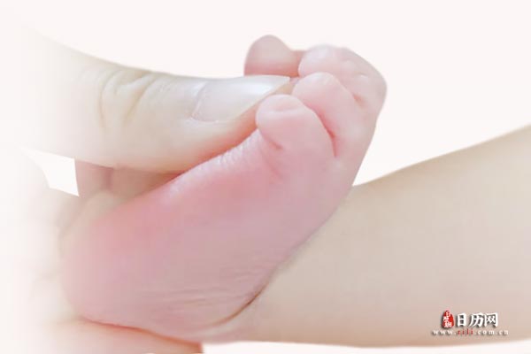 母亲的手和婴儿的脚