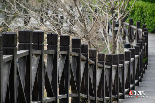 踏青公园弯曲木桩围栏栅