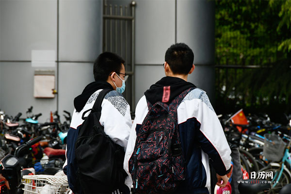 五四青年节之学生放学骑自行车