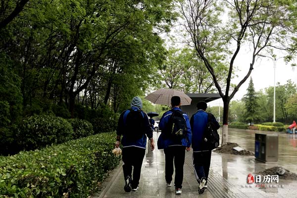 下雨天学生上学途中