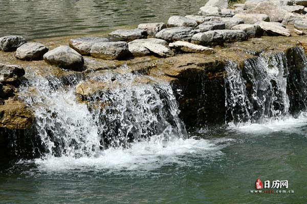 自然风景水流顺着石头而下