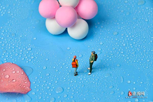 情人节微缩摄影之情侣站在气球前聊天