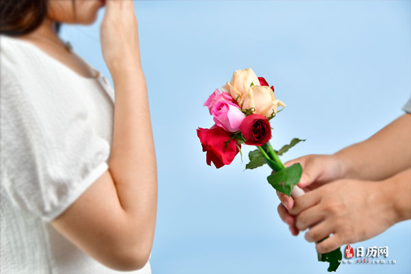 给女孩一束玫瑰花