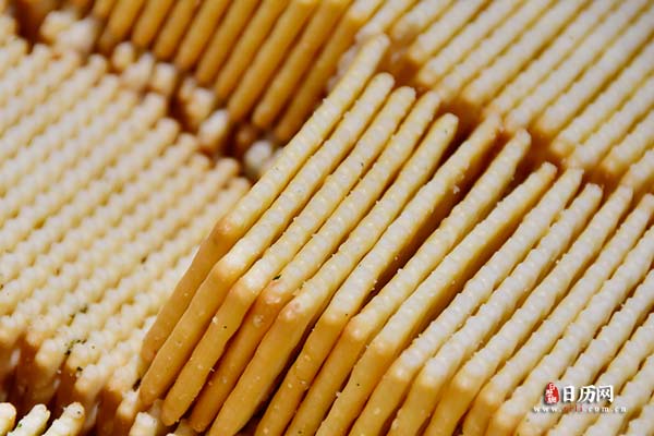 零食摆放整齐的饼干