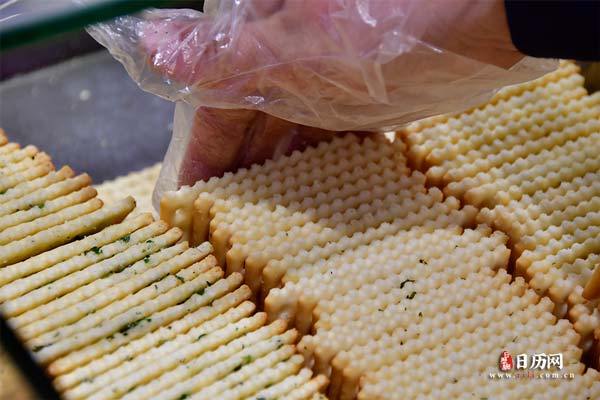 零食摆放整齐的饼干