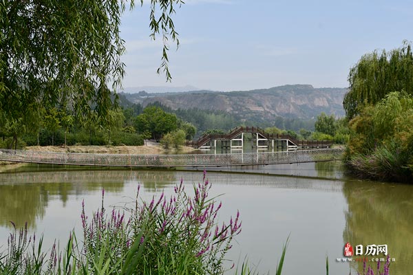 风景湖水吊桥-