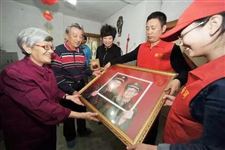 抗美援朝66周年纪念日 ,滨海新区金婚老人留照纪念
