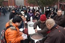 腊八节北京民众雍和宫领腊八粥讨吉利