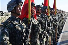 建军90周年大阅兵:官兵士气高昂 武器装备精良